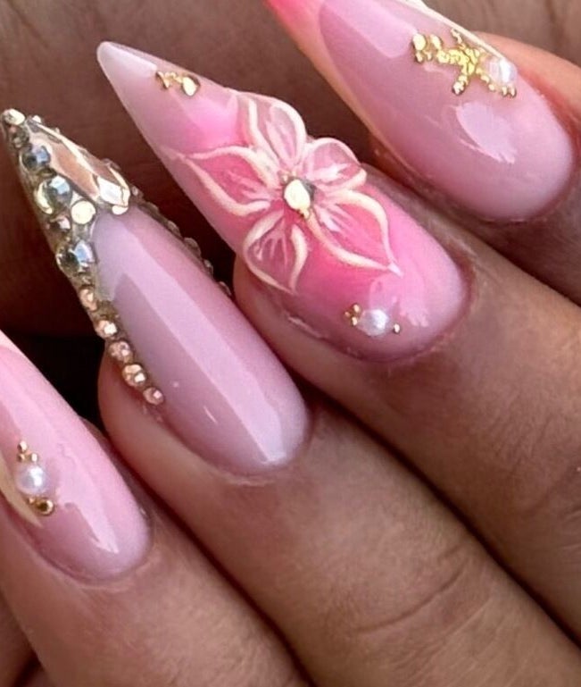 Nail art élégant avec strass et fleur à Urnailsbysunny, Pointe à Pitre, FR.