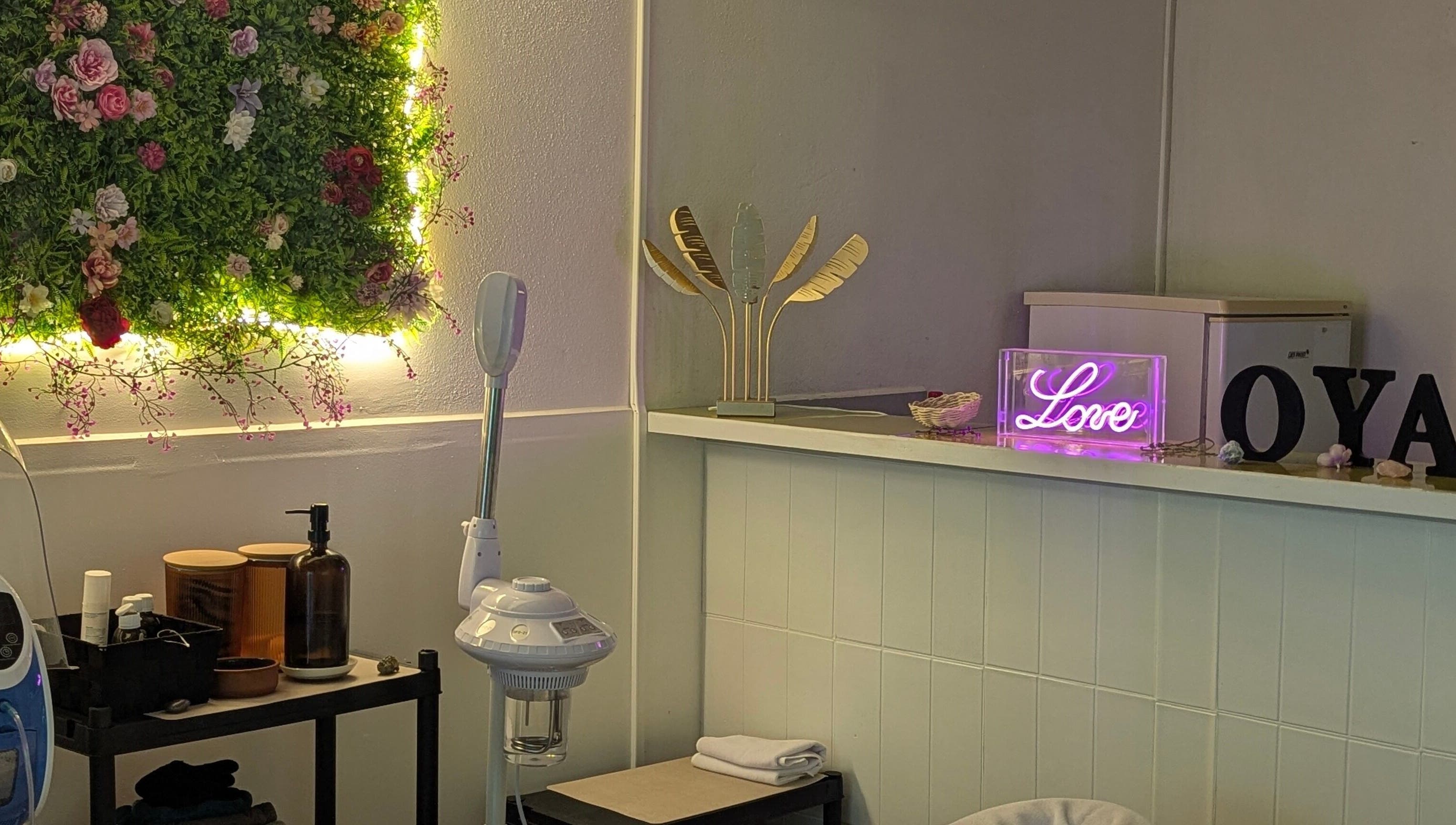 Décor lumineux et floral au centre Oya Esthetique à Paris, Île-de-France, FR.