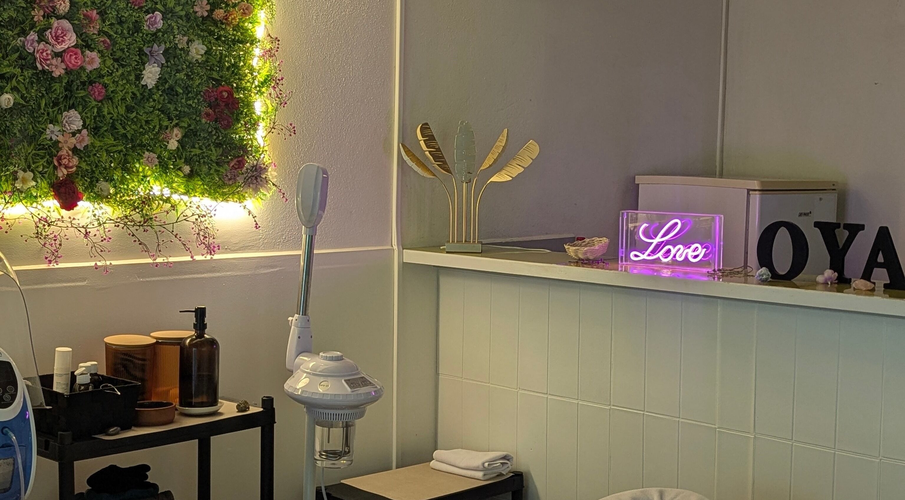 Décor lumineux et floral au centre Oya Esthetique à Paris, Île-de-France, FR.