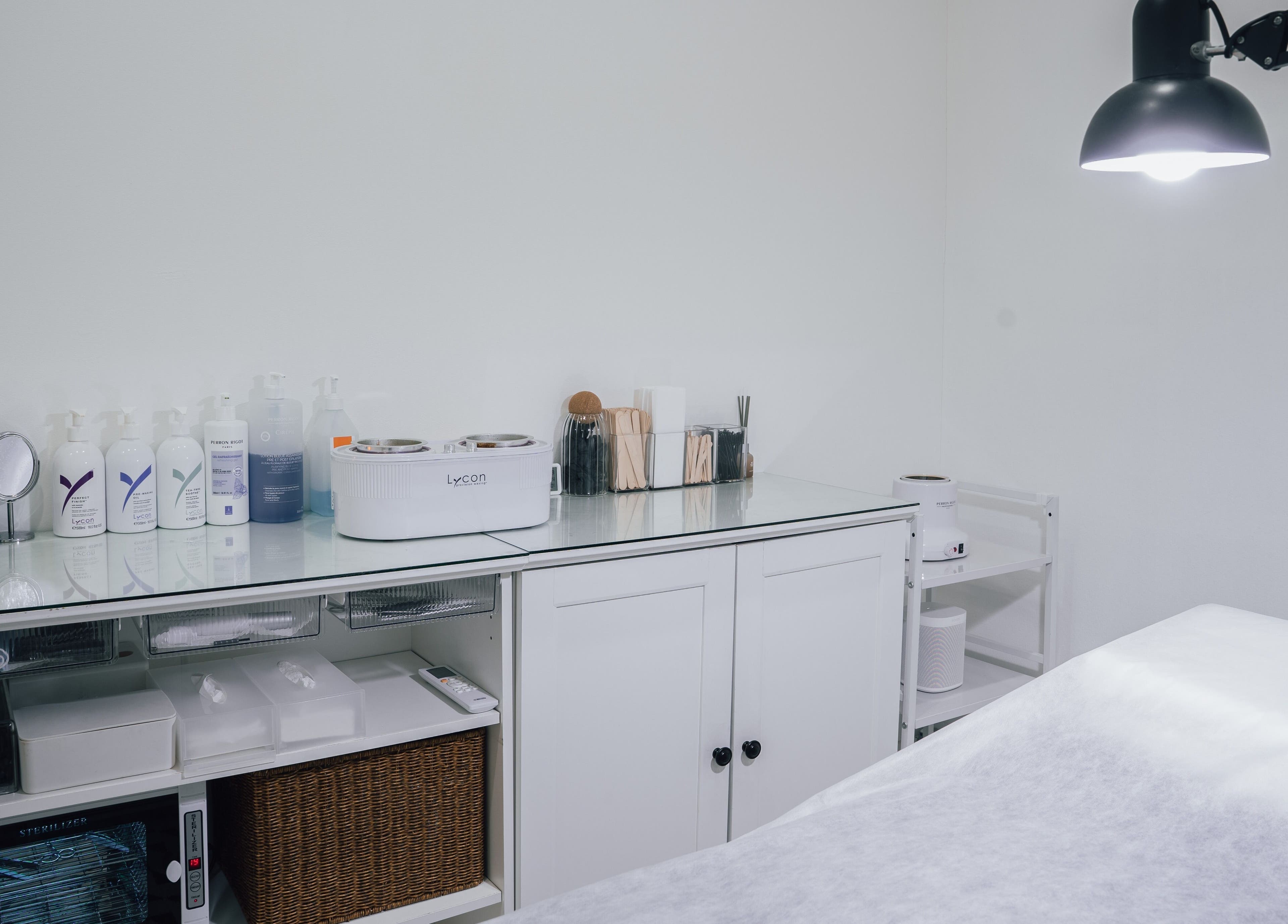 Velvetwaxing Cherngtalay modern waxing setup, Cherngtalay, ภูเก็ต, TH, featuring luxurious spa amenities.