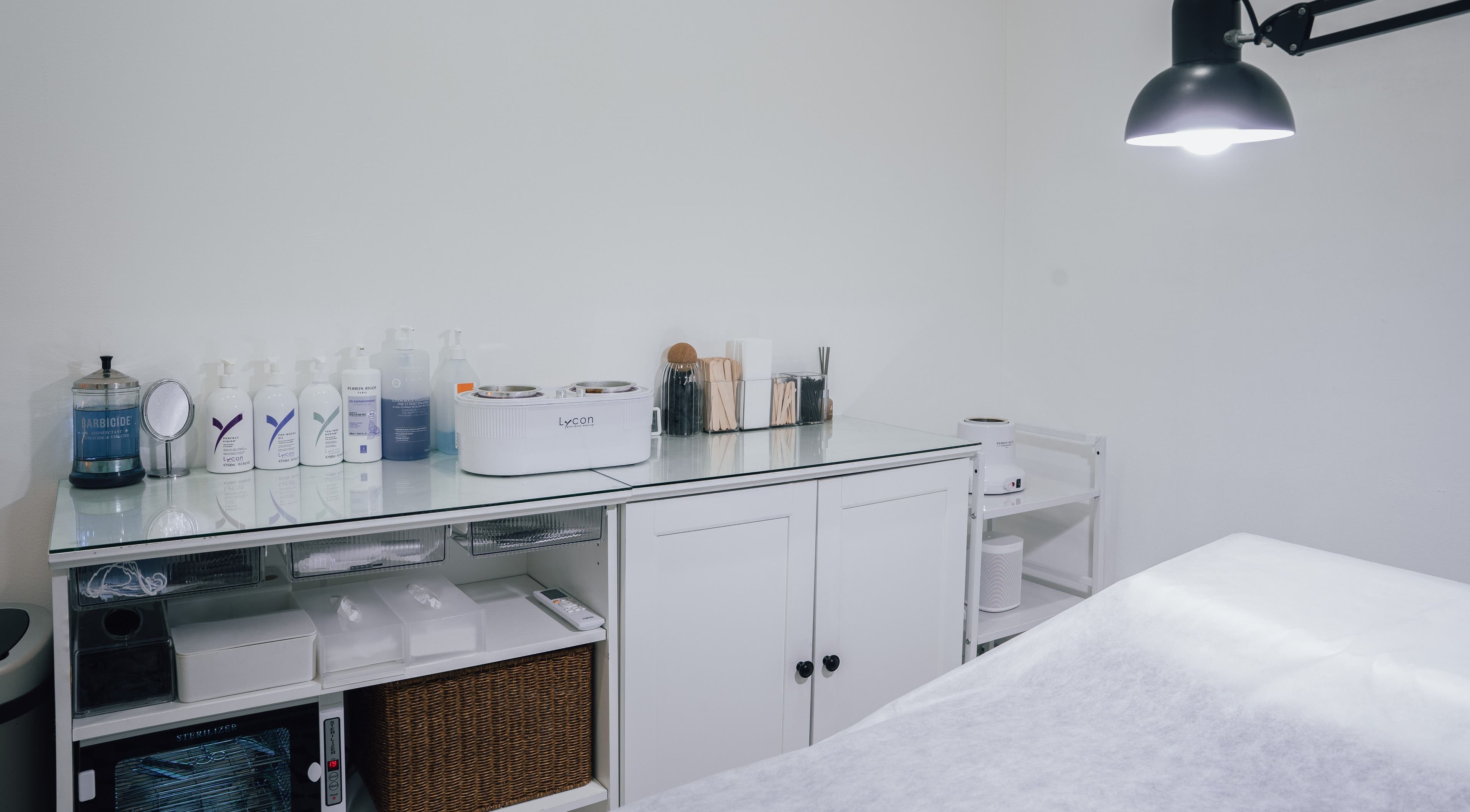 Velvetwaxing Cherngtalay modern waxing setup, Cherngtalay, ภูเก็ต, TH, featuring luxurious spa amenities.