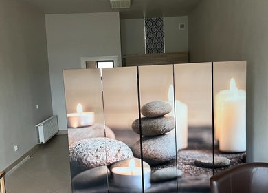 Przytulne wnętrze ANDY z kamieniami i świecami, Busko-zdrój, Województwo Świętokrzyskie, PL.