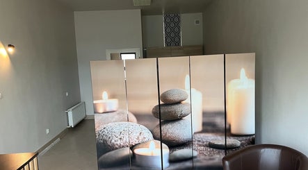 Przytulne wnętrze ANDY z kamieniami i świecami, Busko-zdrój, Województwo Świętokrzyskie, PL.