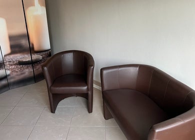 Brązowe fotele w strefie relaksu w ANDY, Busko-zdrój, Województwo Świętokrzyskie, PL.