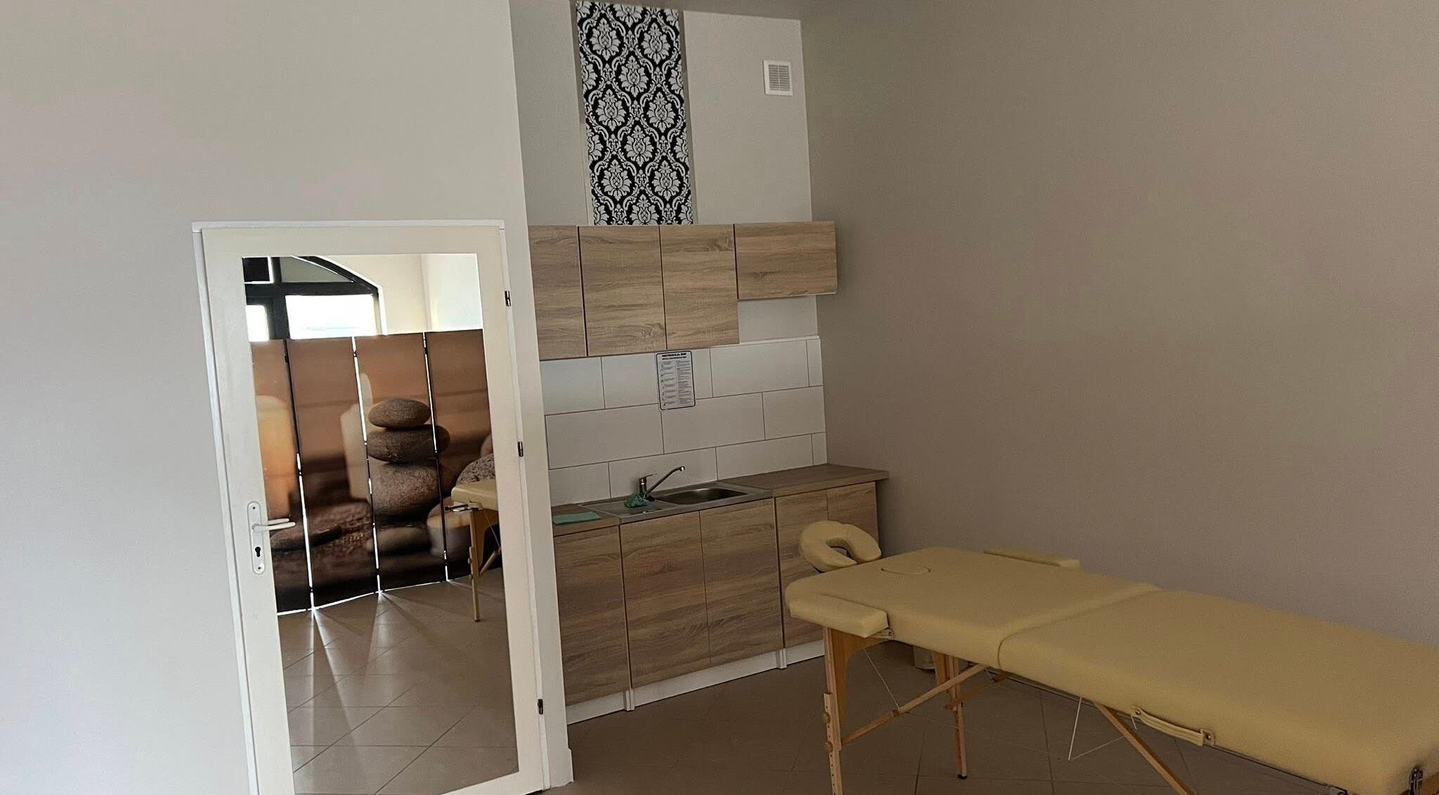 Pokój zabiegowy w Przystań Relaksu, Busko-zdrój, Województwo Świętokrzyskie, PL. Nowoczesne wnętrze z łóżkiem do masażu.