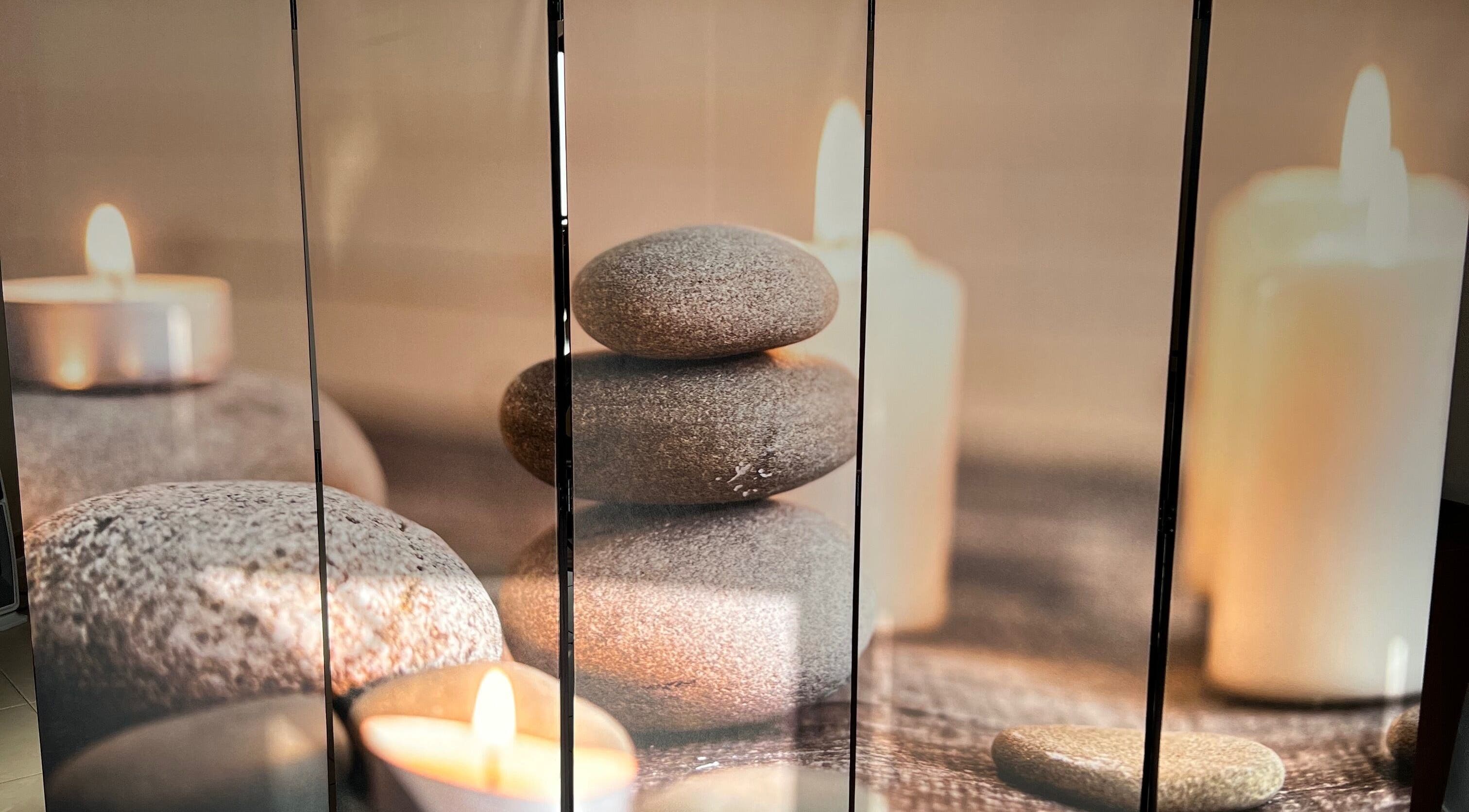 Świece i kamienie w Przystań Relaksu, Busko-zdrój, Województwo Świętokrzyskie, PL.