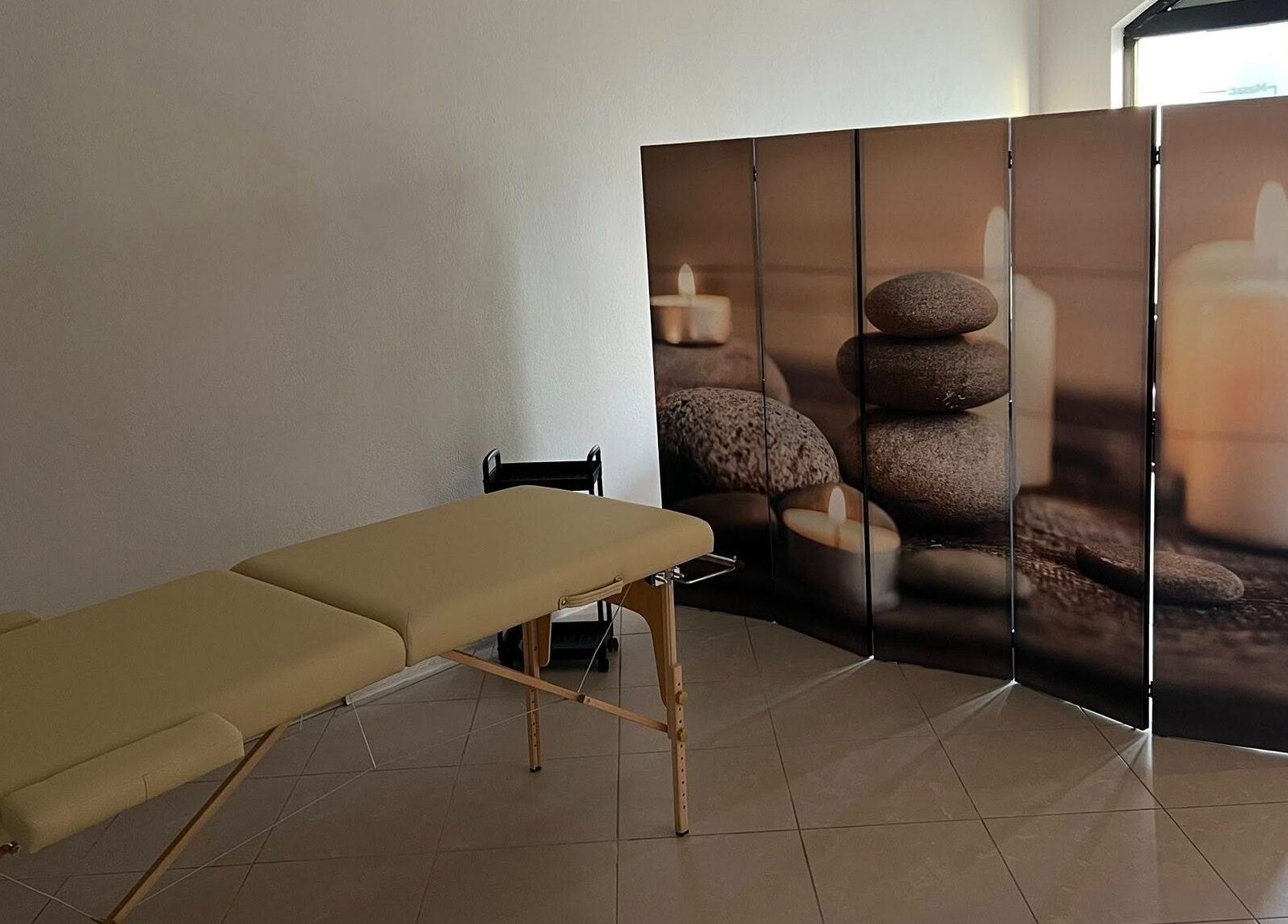 Masażowe łóżko w Przystań Relaksu, Busko-zdrój, Województwo Świętokrzyskie, PL, z relaksacyjnym parawanem.