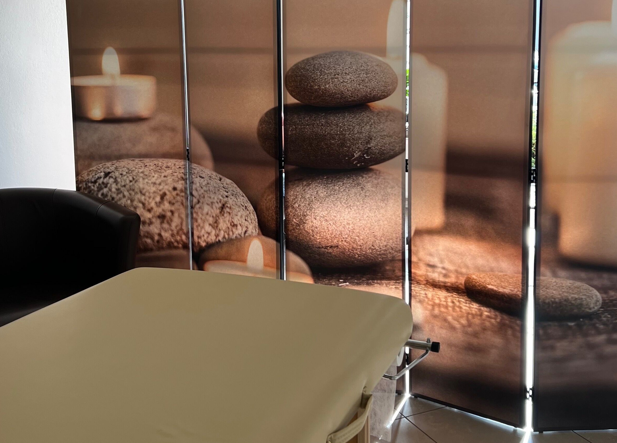 Relaksacyjna strefa w Przystań Relaksu, Busko-zdrój, Województwo Świętokrzyskie z kamieniami i świecą.