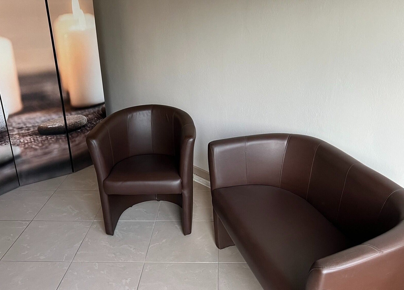 Przytulne wnętrze w Przystań Relaksu, Busko-zdrój, Województwo Świętokrzyskie, PL z brązowymi fotelami.