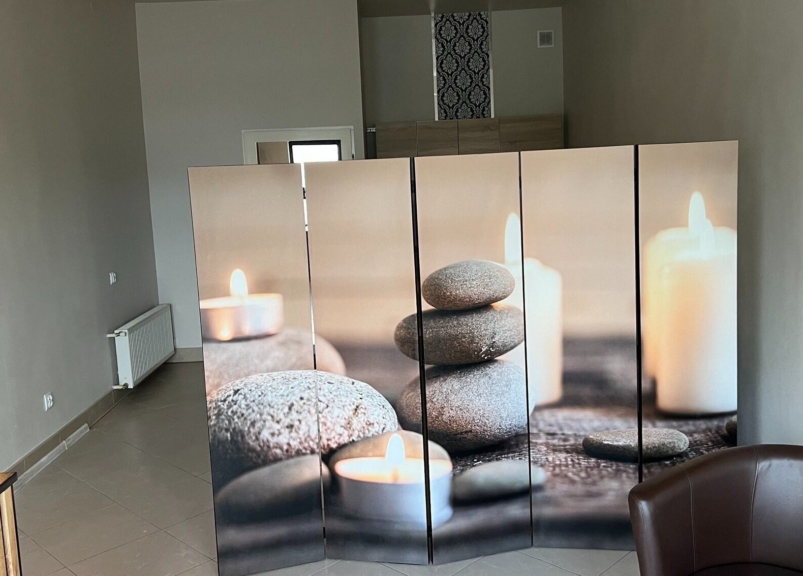Dekoracyjny parawan z kamieniami i świecami w Przystań Relaksu, Busko-zdrój, Województwo Świętokrzyskie, PL.