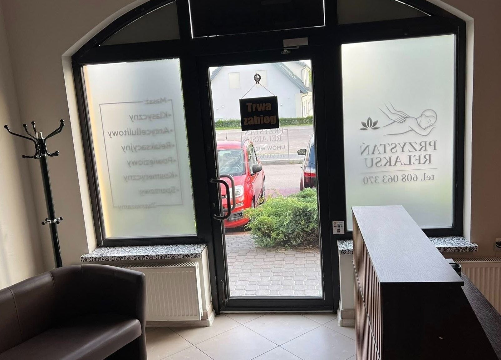 Wnętrze Przystań Relaksu w Busko-Zdrój, Województwo Świętokrzyskie, PL z fotelami i recepcją.