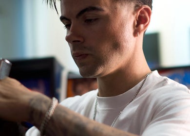 A skilled barber at FICA Faded in Parede, Lisboa, PT, focused on a haircut.