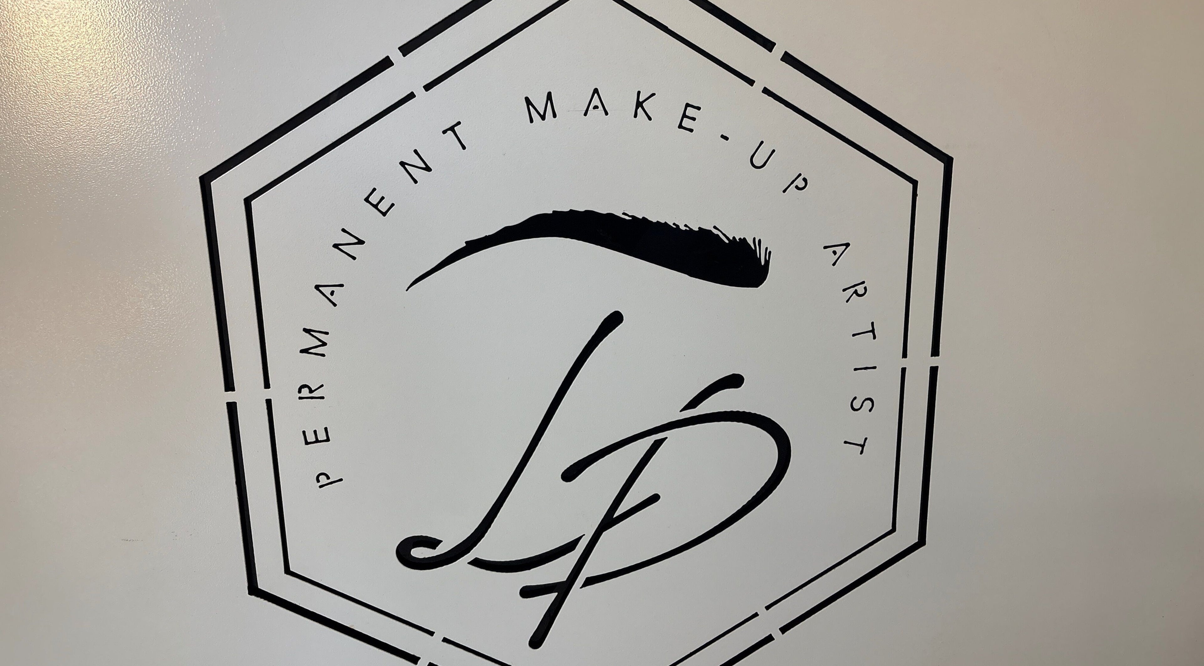 Logo di linda piscopo make-up artist ad Arzano, Campania, IT, simbolo di stile e bellezza.