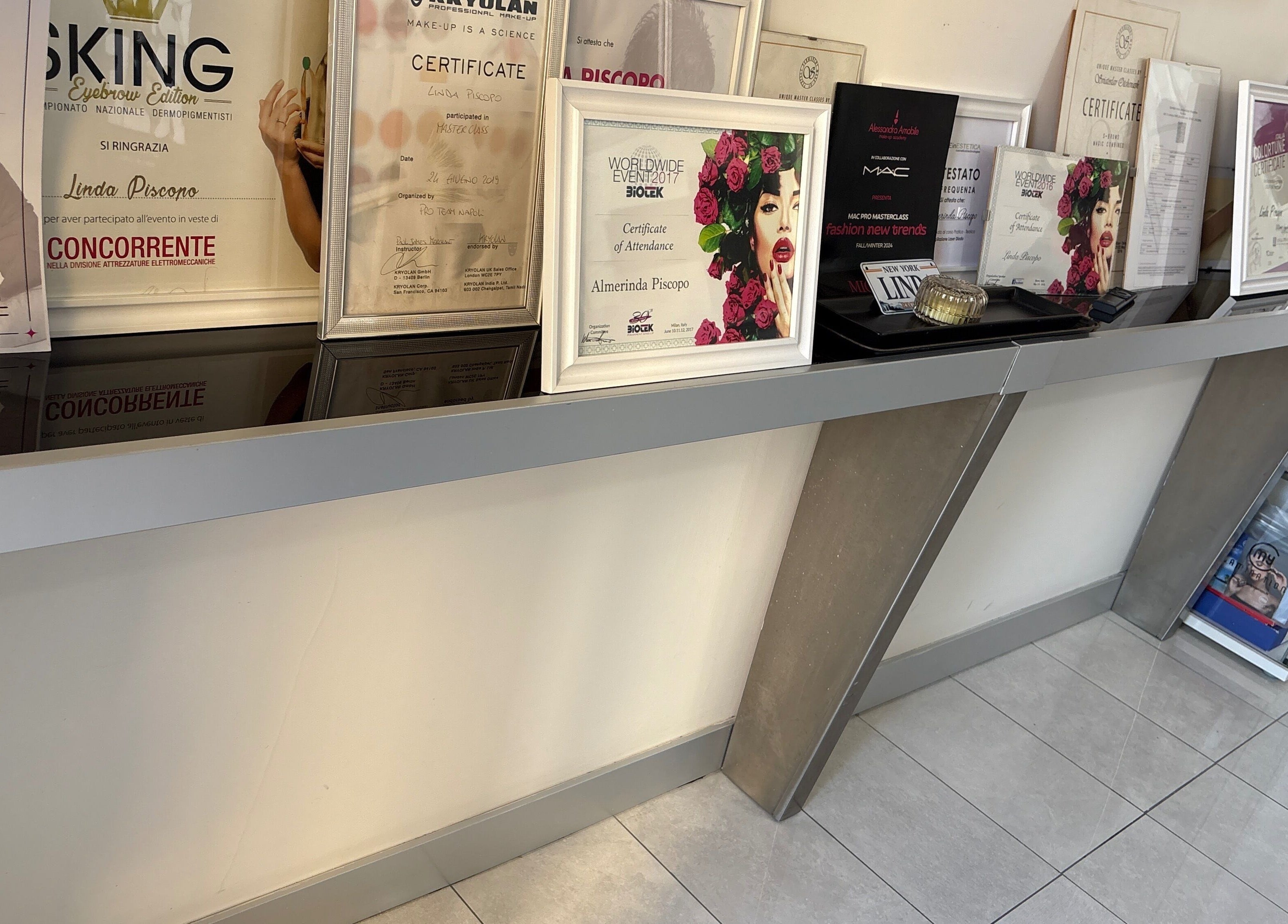 Certificati e premi esposti da linda piscopo make-up artist a Arzano, Campania, IT.