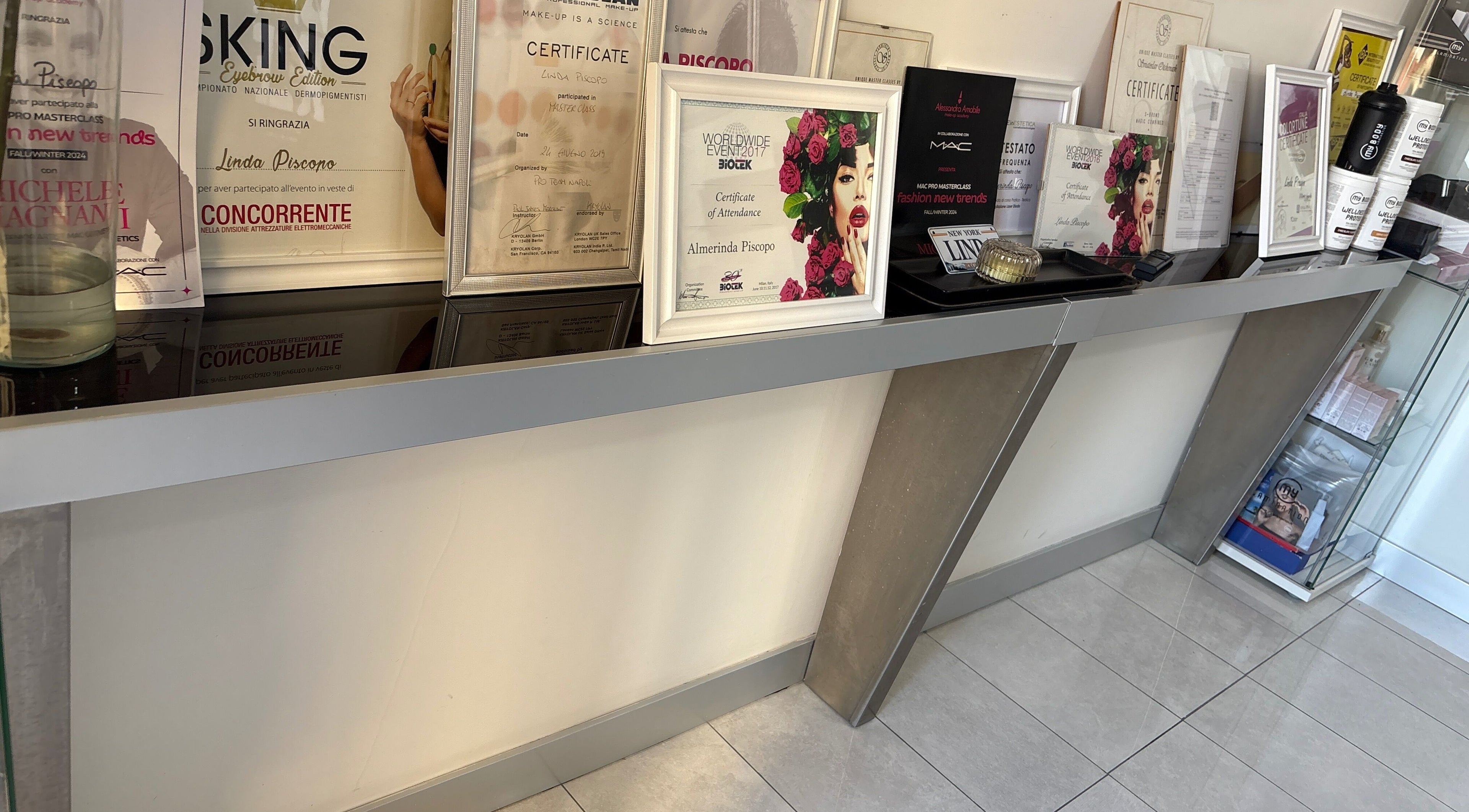 Certificati e premi esposti da linda piscopo make-up artist a Arzano, Campania, IT.