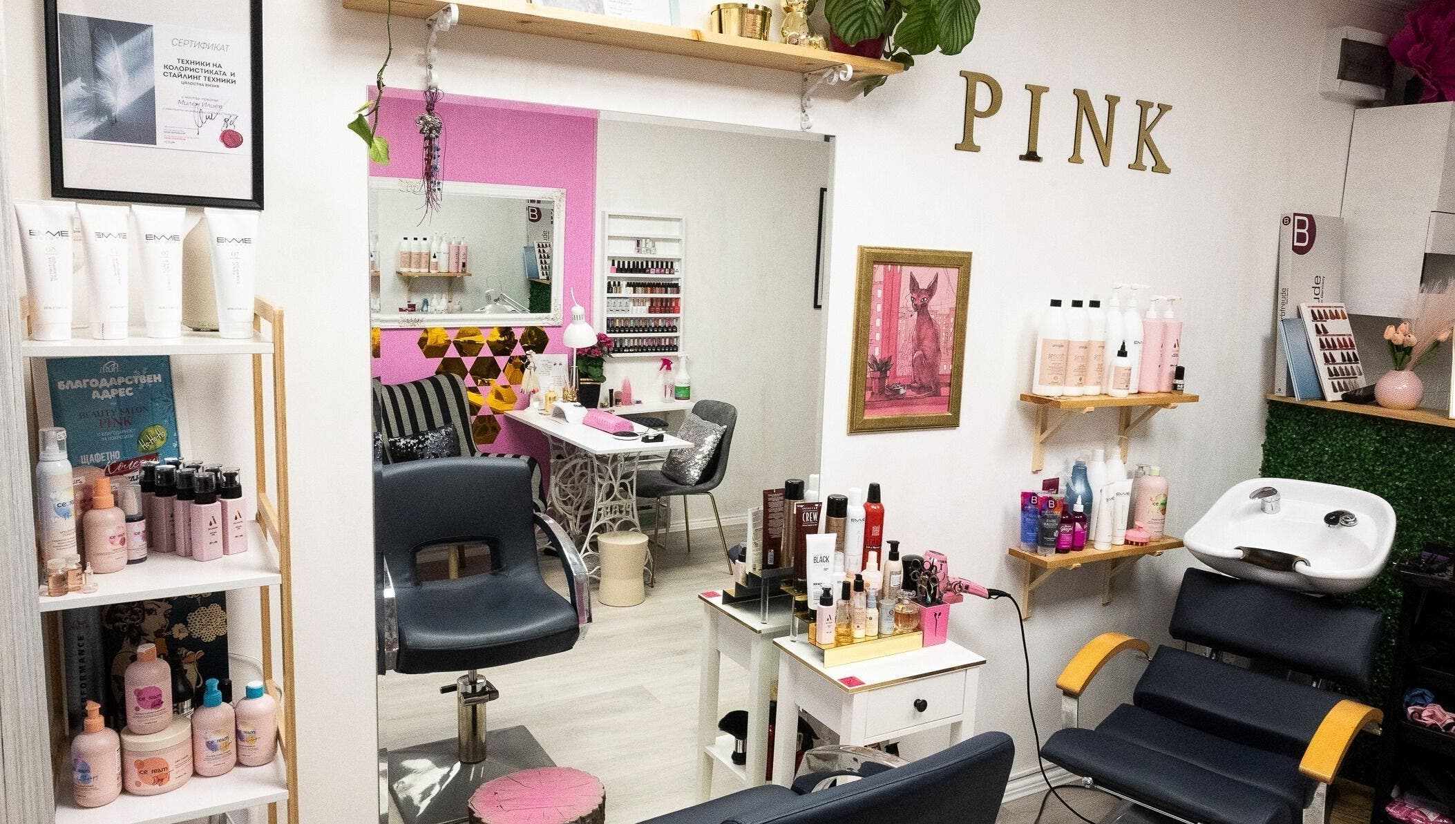 Интериор на Salon Pink във Варна, Варна, BG с модерно обзавеждане и луксозни продукти.