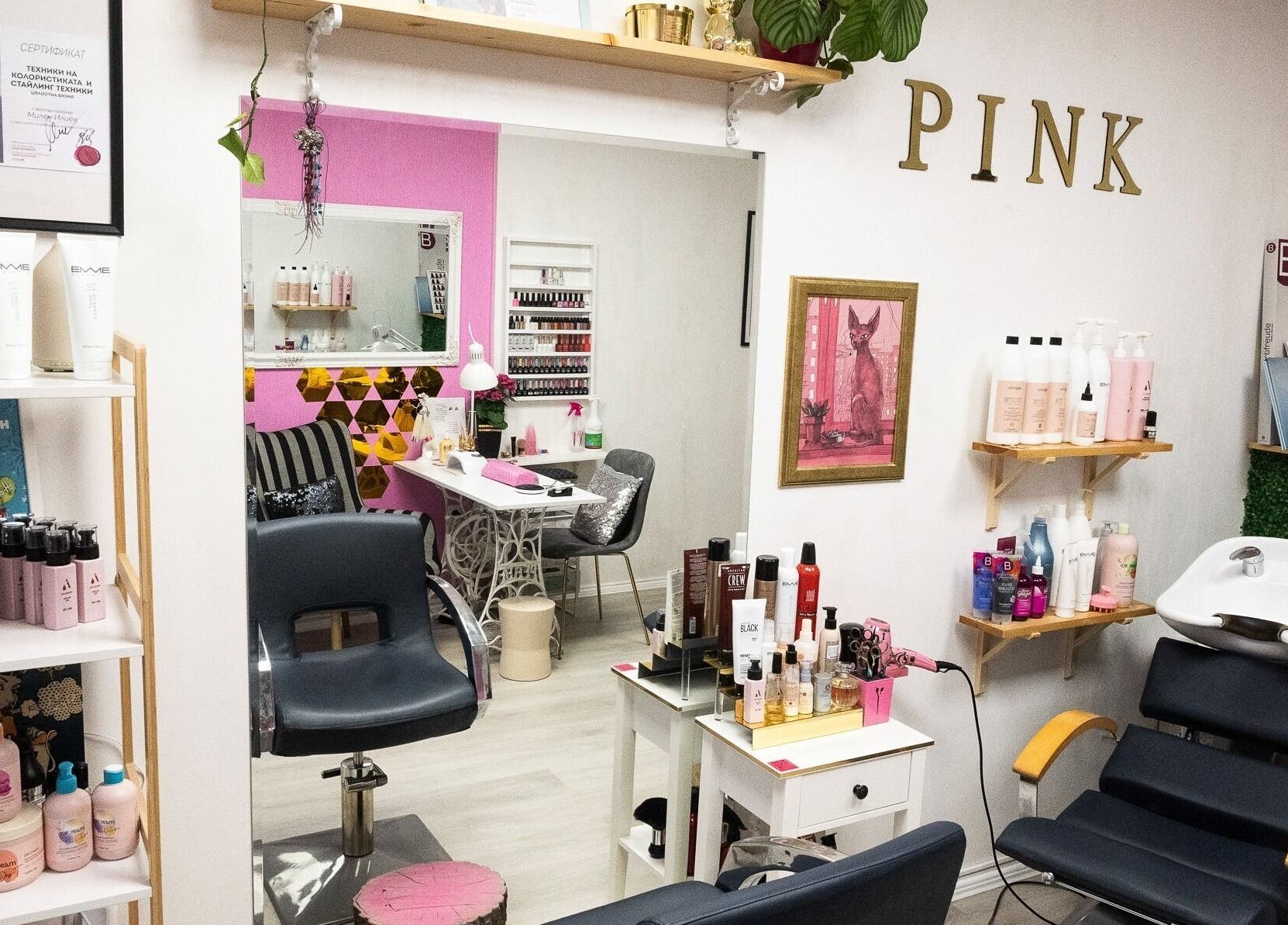 Интериор на Salon Pink във Варна, Варна, BG с модерно обзавеждане и луксозни продукти.