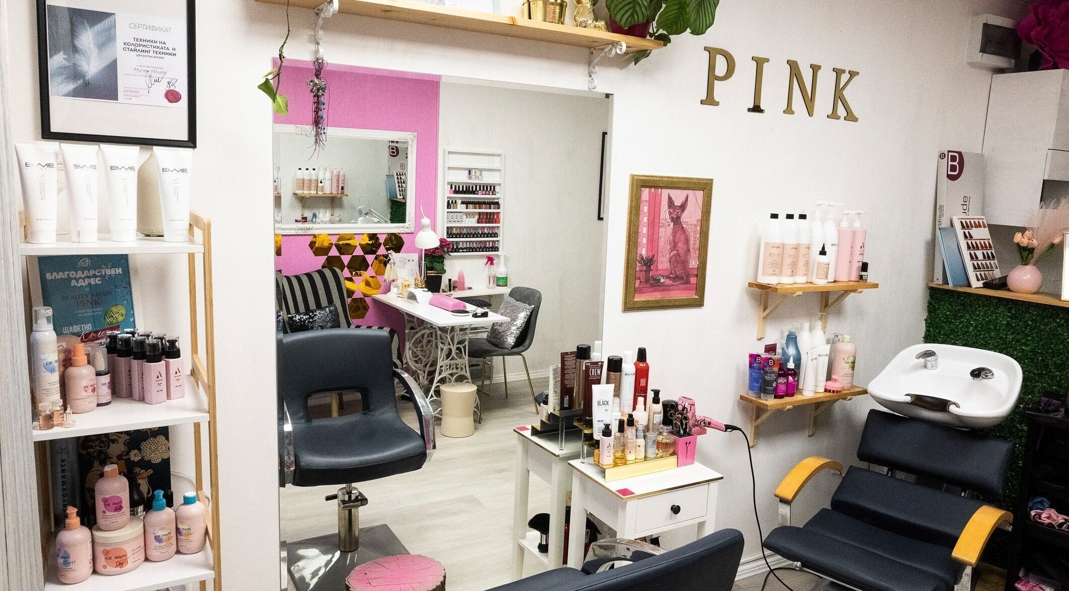 Интериор на Salon Pink във Варна, Варна, BG с модерно обзавеждане и луксозни продукти.