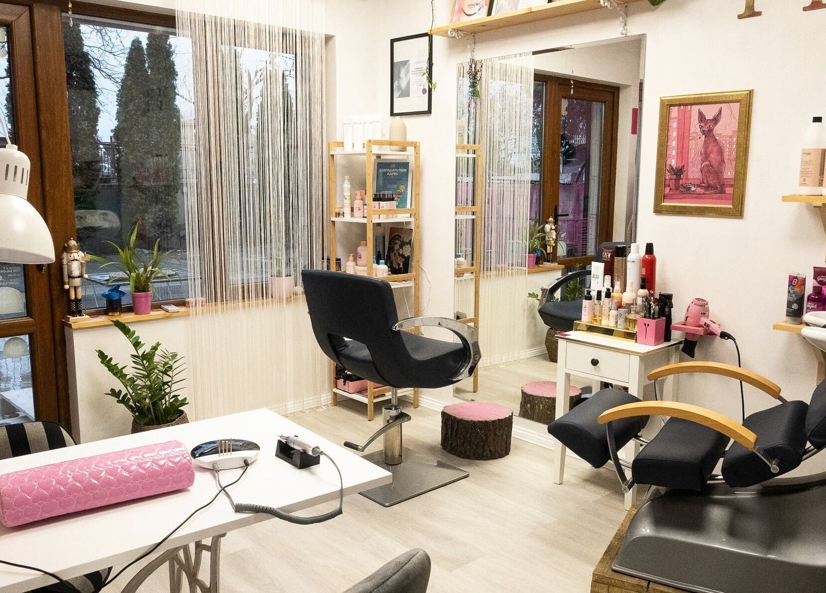 Интериор на Salon Pink във Варна, Варна, BG: уютен и модерен салон за красота.