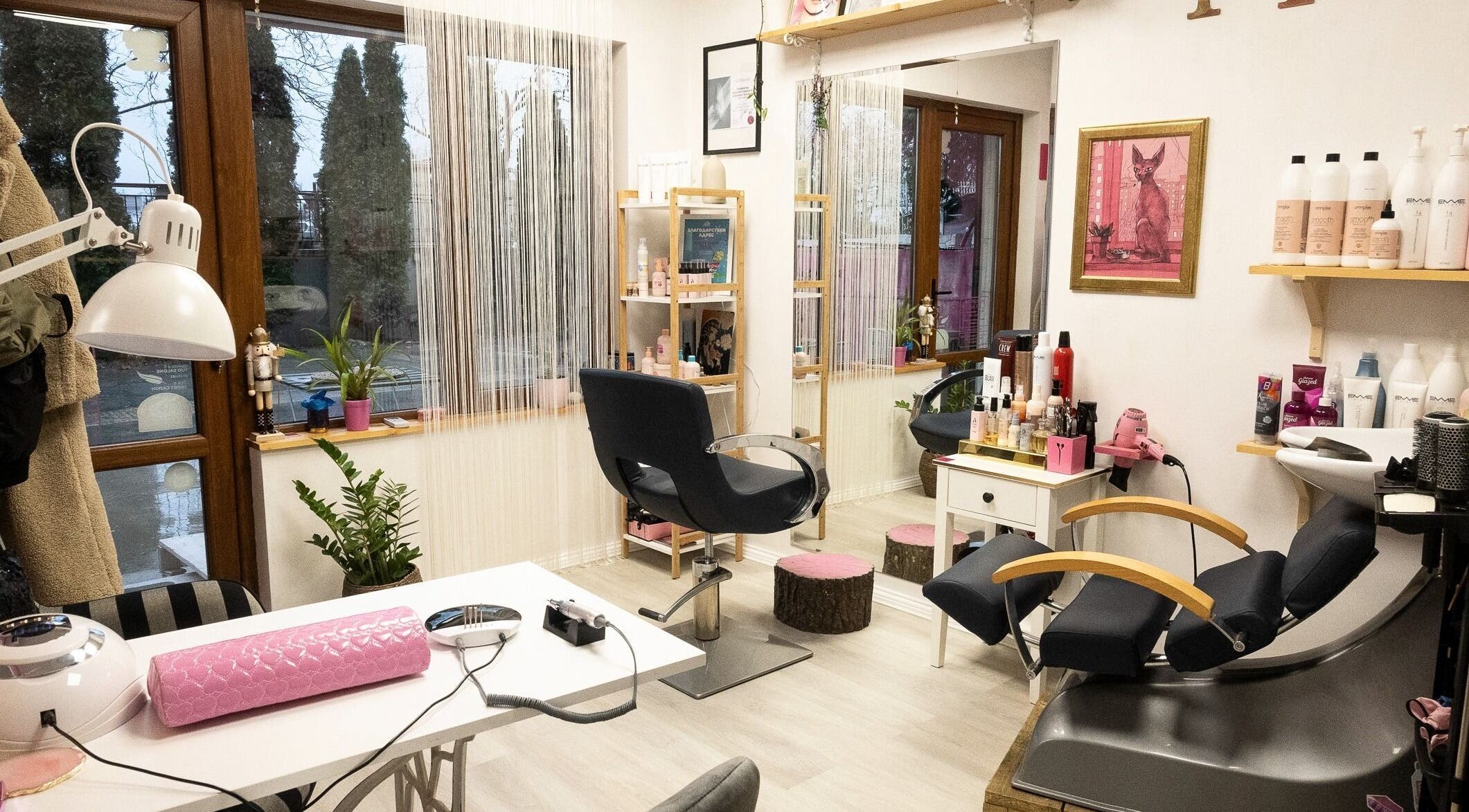 Интериор на Salon Pink във Варна, Варна, BG: уютен и модерен салон за красота.