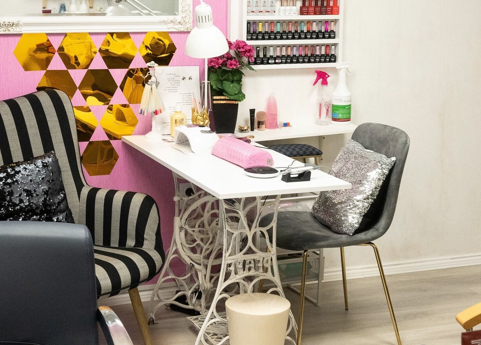 Интериор на Salon Pink във Варна, Варна, BG с розова стена и артистично обзавеждане.