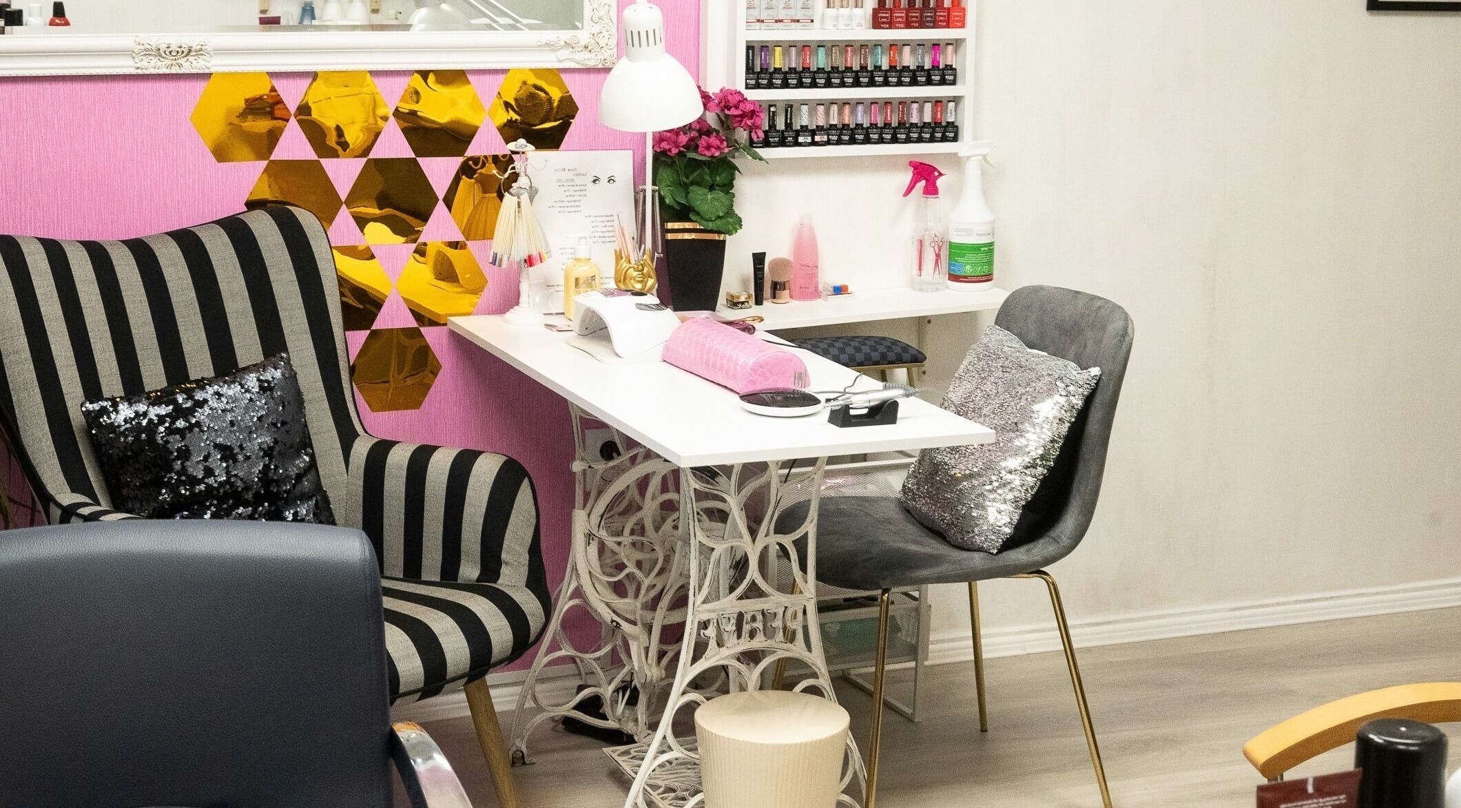 Интериор на Salon Pink във Варна, Варна, BG с розова стена и артистично обзавеждане.