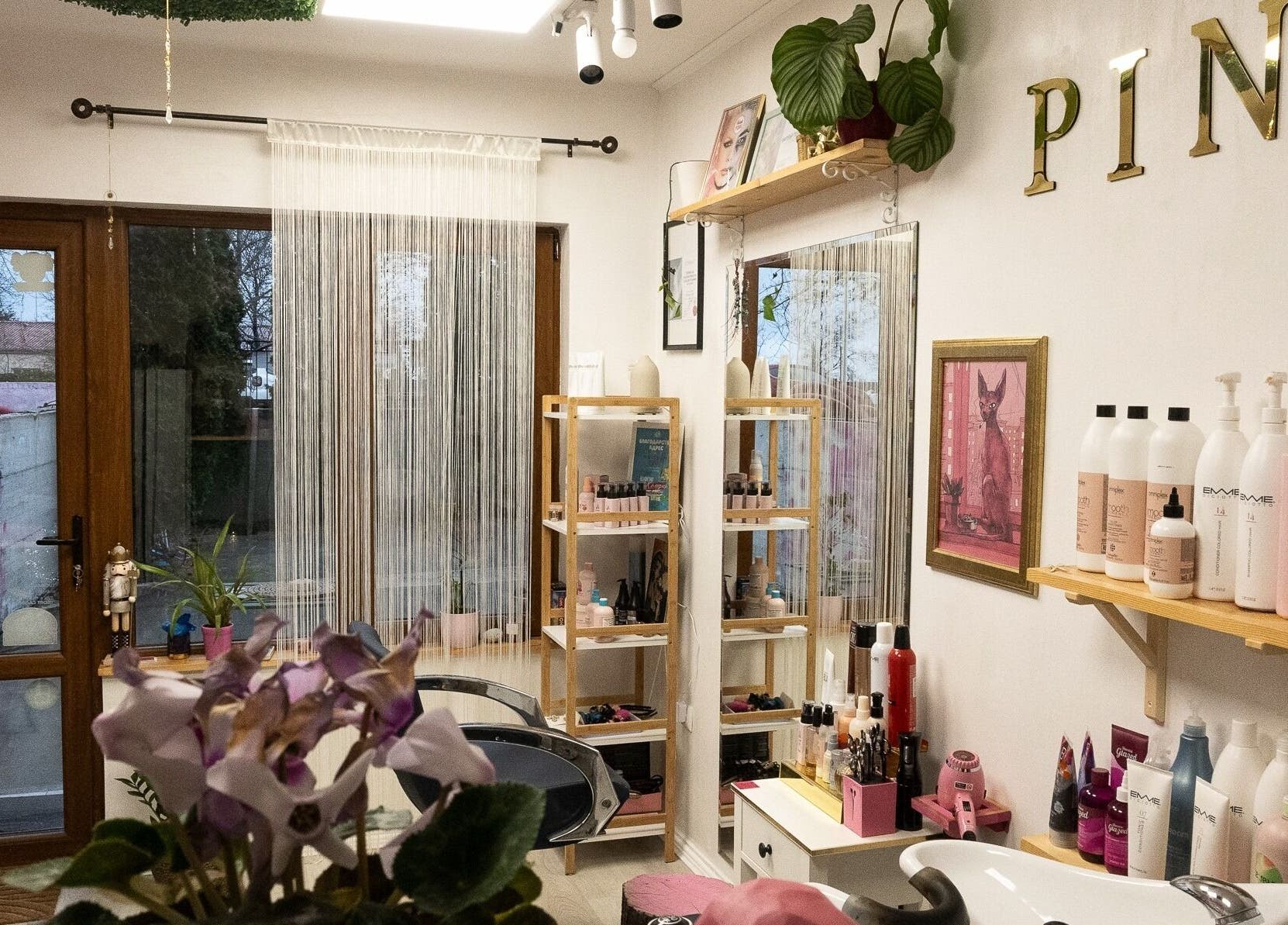 Интериор на Salon Pink във Варна, Варна, BG с модерни продукти по рафтовете.