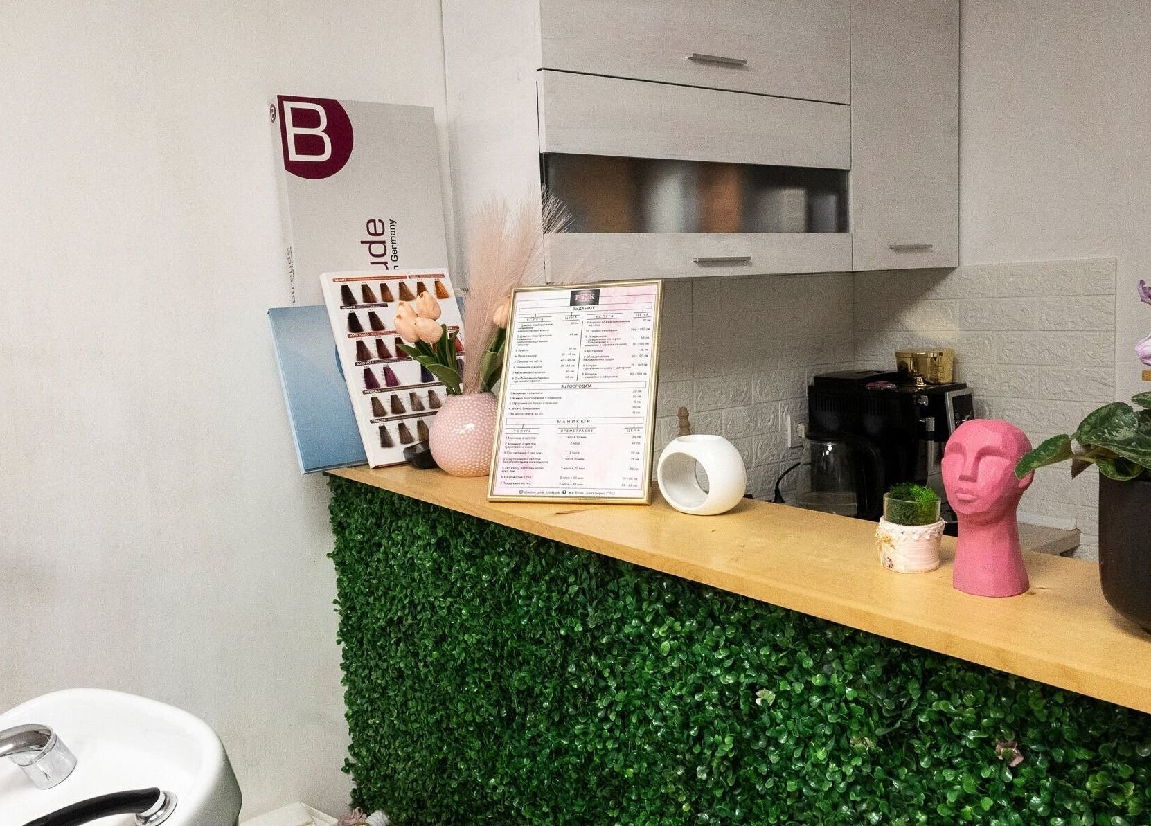 Рецепция в Салон Pink, Варна, Варна, BG с модерни декорации и цветя.