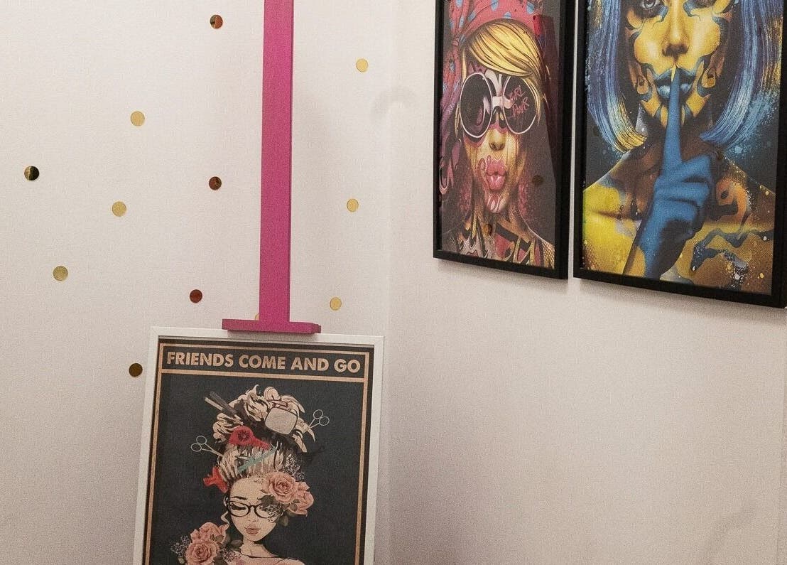 Стилна декорация в Salon Pink, Варна, Варна, BG с ярки картини на стената.