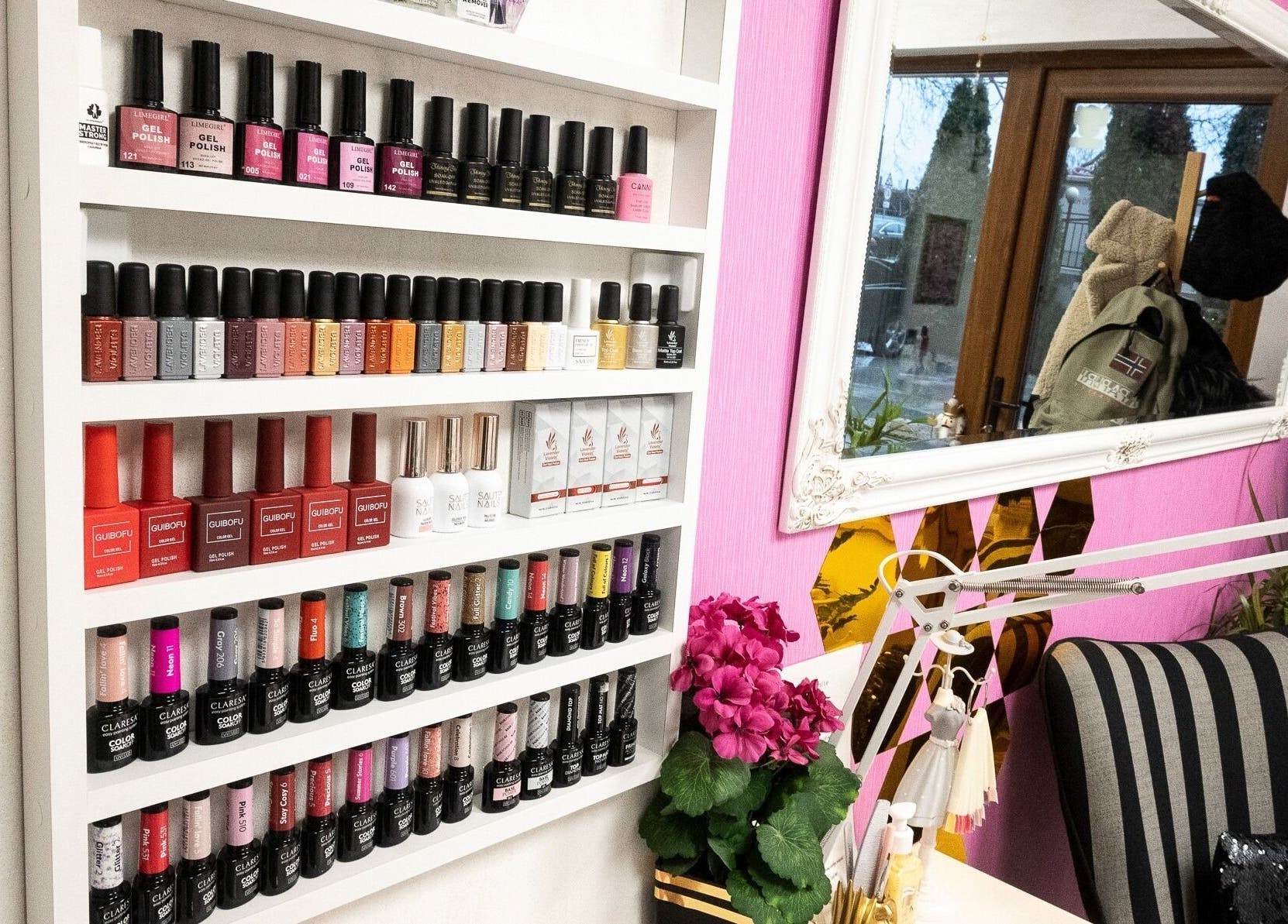 Широка гама лакове и уютен интериор в Salon Pink, Варна, Варна, BG.