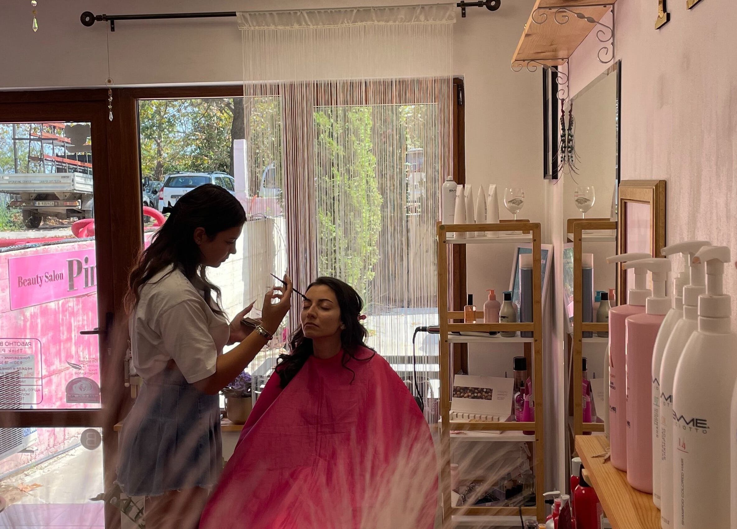 Професионален грим във Варна, Варна, BG, в Salon Pink с очарователни клиенти.