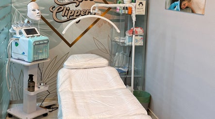 Relaxing treatment room at Creative Clippers Gents Salon, Dubai, Dubai, AE, showcasing modern equipment.