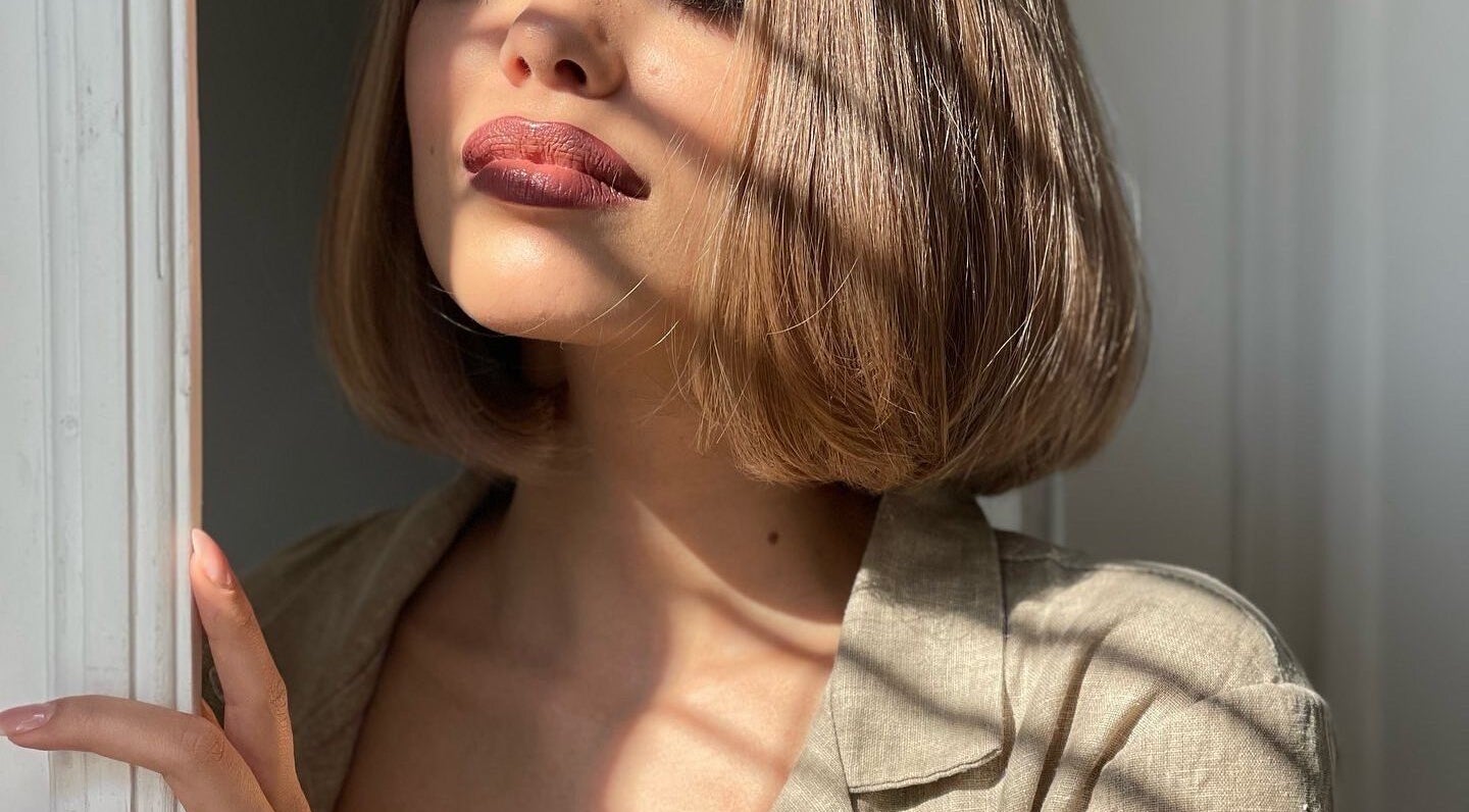 Женщина с короткими волосами в солнечных лучах в Home29 Studio, Chișinău, Chișinău, MD.