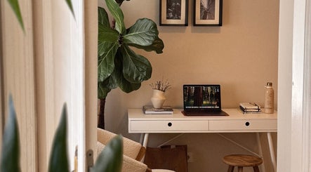 Уютный рабочий уголок в Home29 Studio, Чиșinăу, Чиșinăу, MD с растением и ноутбуком.