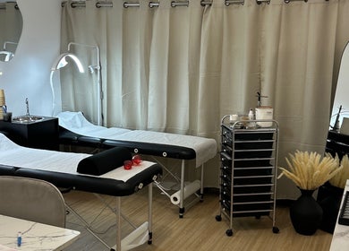 Salle de soins moderne à LE LABORATOIRE DU SOURIRE, Angers, Pays De La Loire, FR.