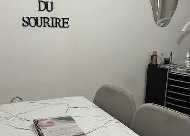 Espace moderne de LE LABORATOIRE DU SOURIRE à Angers, Pays De La Loire, FR pour des soins de beauté.