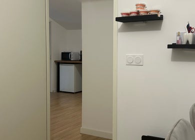 Espace moderne chez LE LABORATOIRE DU SOURIRE, Angers, Pays De La Loire, FR, avec équipements et décorations.