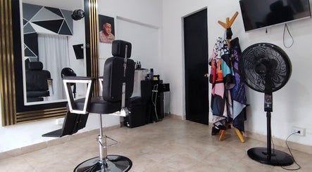 Interior moderno de LOS SANTOS BARBER SHOP en Cali, Valle Del Cauca, CO con silla y espejo decorativo.