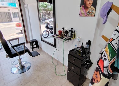 Interior de LOS SANTOS BARBER SHOP en Cali, Valle Del Cauca, CO, mostrando silla de barbero y herramientas.