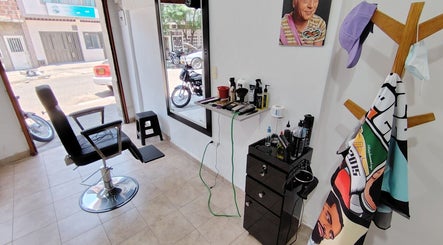 Interior de LOS SANTOS BARBER SHOP en Cali, Valle Del Cauca, CO, mostrando silla de barbero y herramientas.