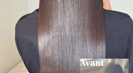 Cheveux lisses et brillants à Liss by Imane, Mulhouse, Grand Est, FR. Avant et après le soin capillaire.