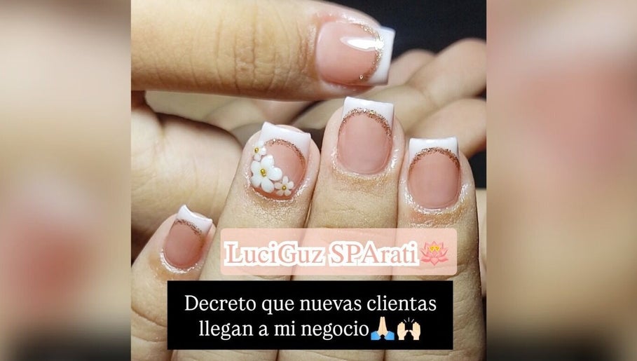 Decoración de uñas en LuciGuz SPA, Puruándiro, Michoacán, MX, con diseño floral y brillo.