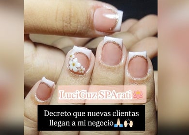Decoración de uñas en LuciGuz SPA, Puruándiro, Michoacán, MX, con diseño floral y brillo.