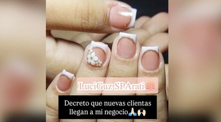 Decoración de uñas en LuciGuz SPA, Puruándiro, Michoacán, MX, con diseño floral y brillo.