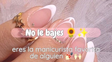 Diseño de uñas elegante en LuciGuz SPA, Puruándiro, Michoacán, MX con decoración de estrellas.