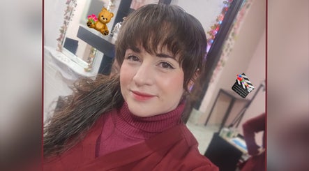 Sonriente en LuciGuz SPA, Puruándiro, Michoacán, MX. Ambiente cálido y decoraciones festivas.