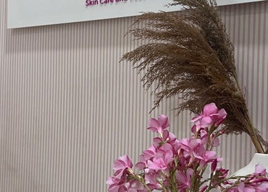 Elegant floral display at Flamingo Facial, Sib, Muscat Governorate, OM, enhancing the calming spa ambiance.