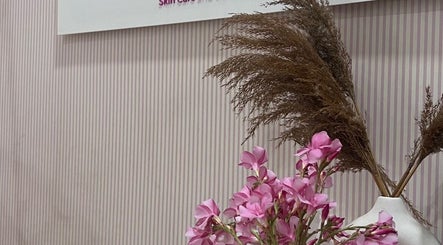 Elegant floral display at Flamingo Facial, Sib, Muscat Governorate, OM, enhancing the calming spa ambiance.