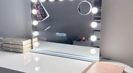 Vanity mirror with bright lights at glowbybabu, Wien, Wien, AT. Perfect for beauty and wellness routines.