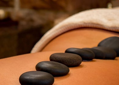 Hot stone massage at Ç-Spa: Beauty & Wellness in Willemstad, Curaçao, BQ enhances relaxation and wellness.